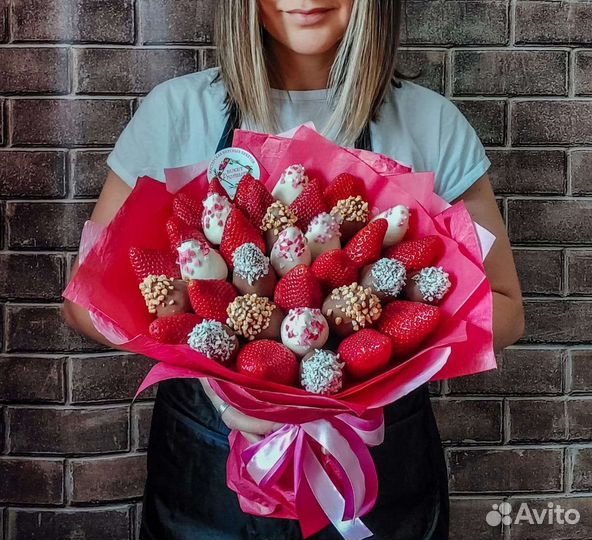 Съедобные букеты из клубники в шоколаде