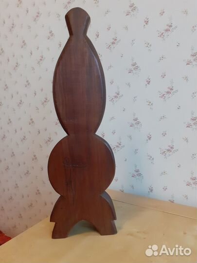Деревянная статуэтка женщины