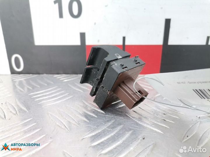 Блок управления стеклоподъемниками Volkswagen Golf