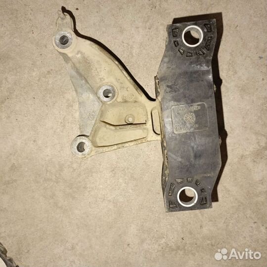 Опора двигателя правая Renault Logan 2