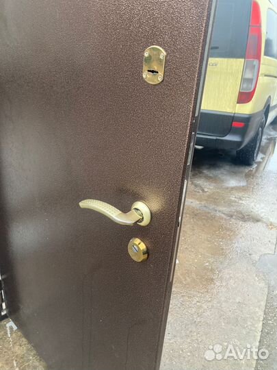 Бу металическая входная дверь с двумя замками