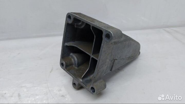 Кронштейн двигателя правый Mercedes-Benz C W204