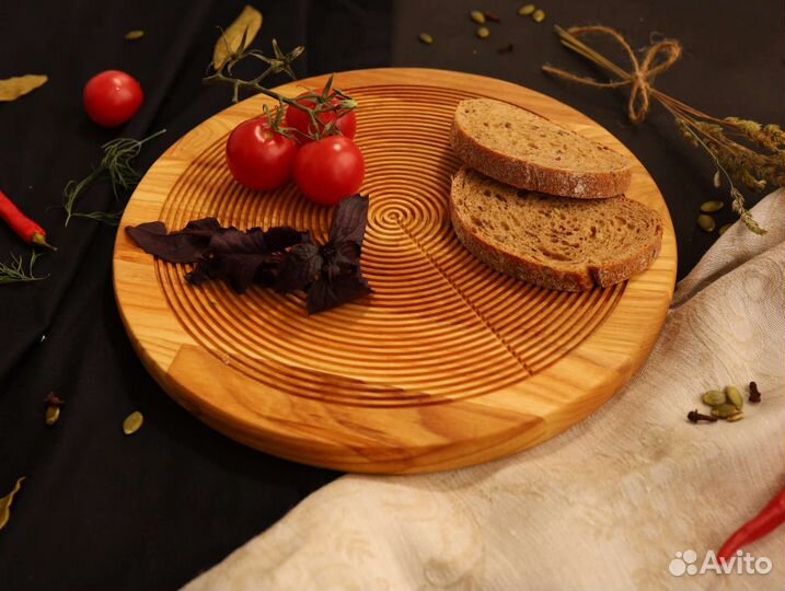 Доска сервировочная с живым краем на ножках