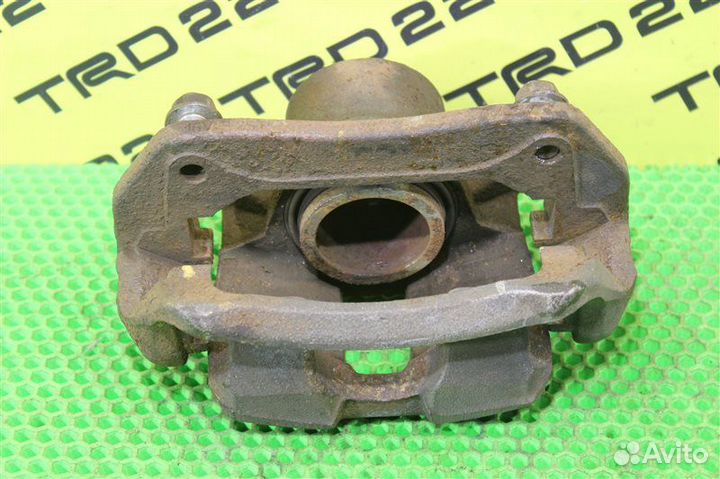 Суппорт тормозной передний правый Honda Vezel RU4