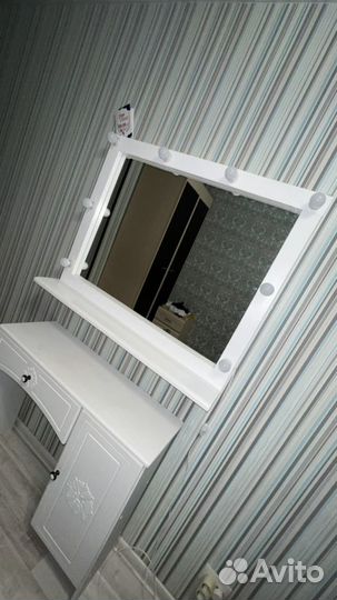 Гримерный стол с зеркалом