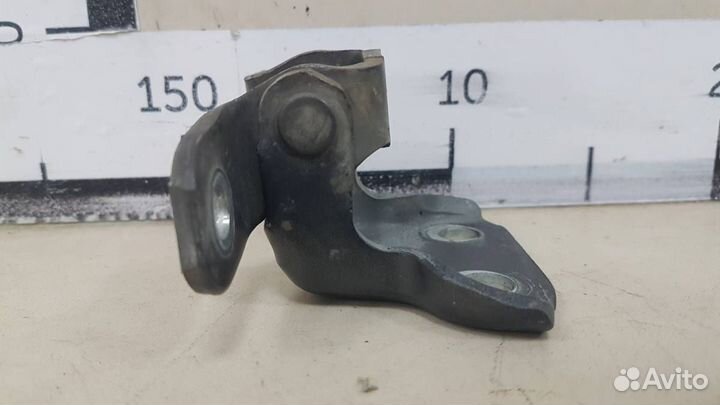 Петля двери передней правой нижняя Toyota Camry V4