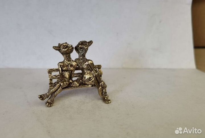 Кролики, котики, совы и др. на скамейке