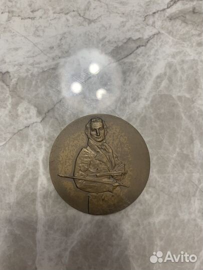 Настольная медаль