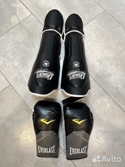 Боксерские перчатки и защита на ноги