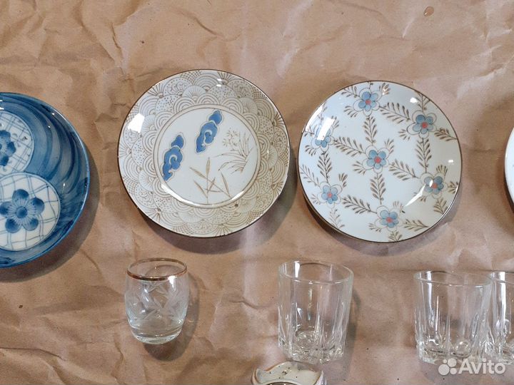 Разная посуда рюмки, блюдца, кувшин