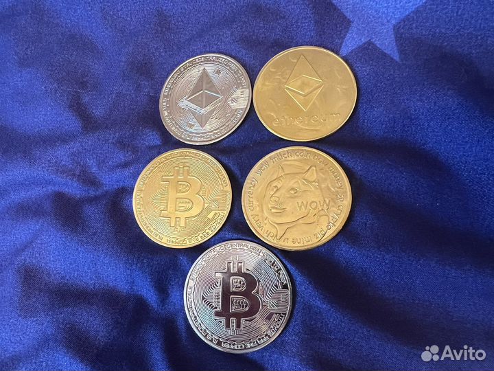 Монеты bitcoin, dogecoin, ethereum