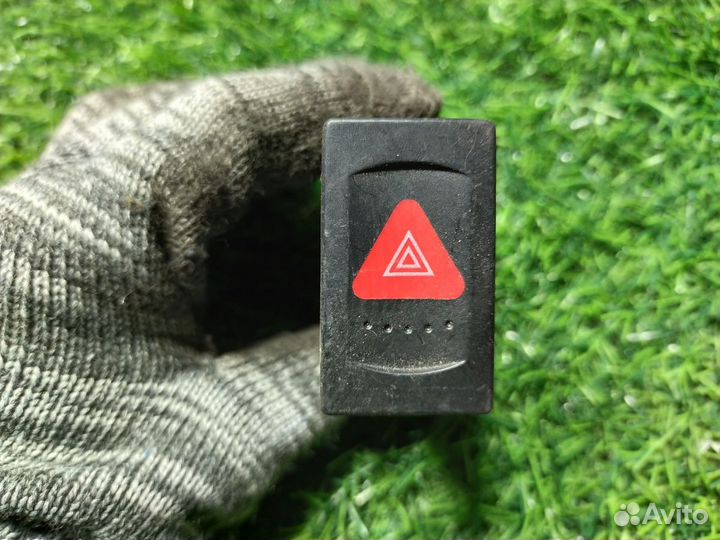 Кнопка аварийной сигнализации Volkswagen Passat V