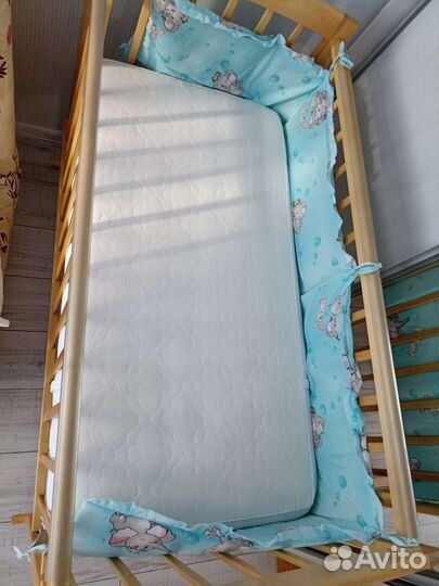 Детская кроватка с маятником и ящиком