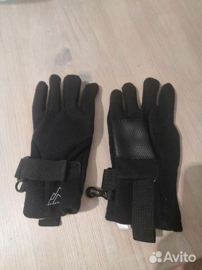 Перчатки демисезонные детские и футболка