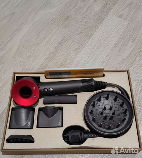 Фен Dyson supersonic