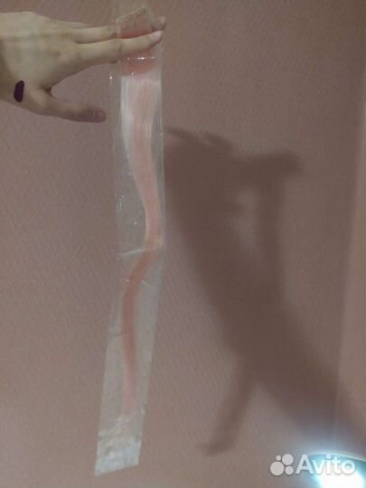 Розовая прядь на заколке