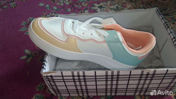 Кроссовки женские новые 39размер