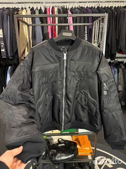 Бомбмер Vetements VTM Raising оверсайз шоу-рум