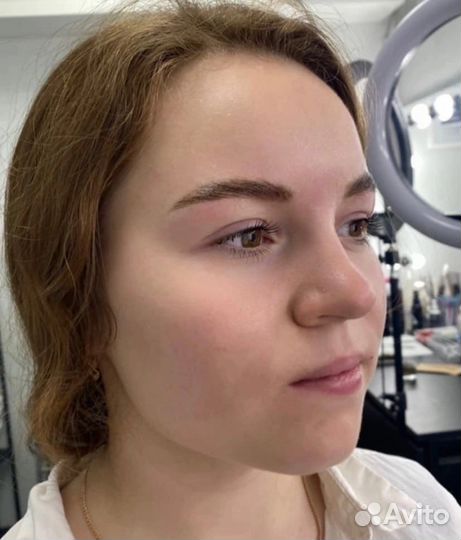 Модель на брови