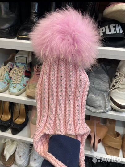 Шапка с шикарным помпоном и стразами сваровски
