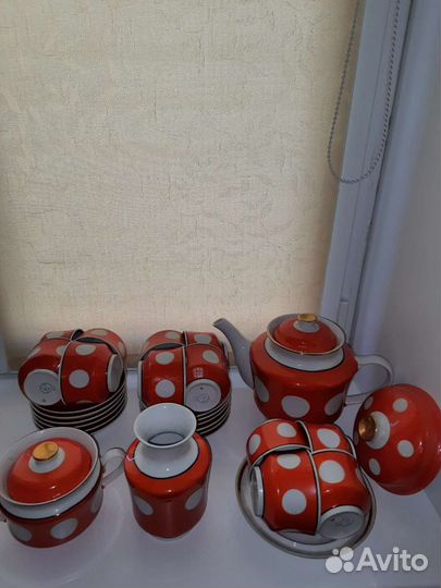 Сервиз СССР горох на красном 12 персон