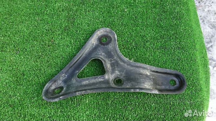 Кронштейн балки двигателя правый Toyota Allion