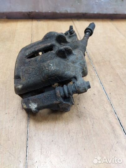 Тормозной суппорт передний правый Opel Vivaro