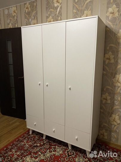 Шкаф трёхдверный белый на ножках