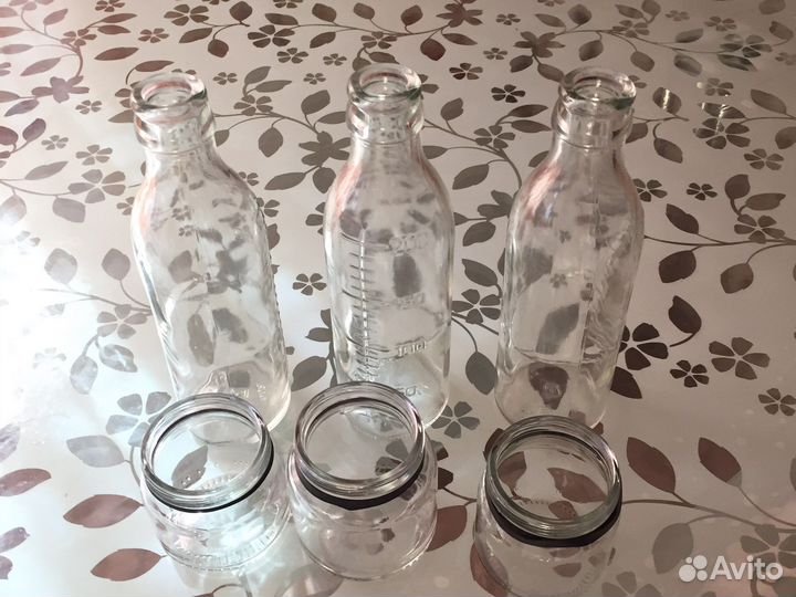 Банки и контейнер на молочную кухню