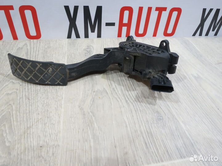 Педаль газа Skoda Rapid