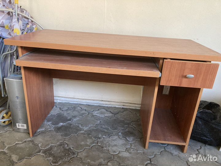 Офисный стол под компьютер