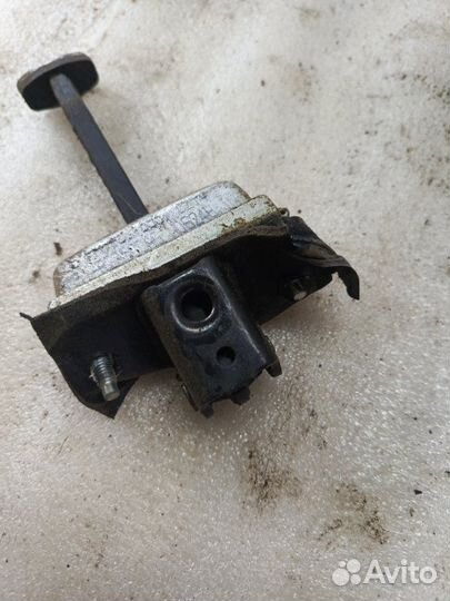 Ограничитель двери передний правый Ford Focus 2