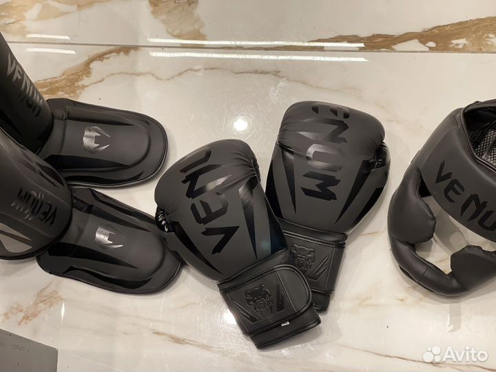 Новый шлем, перчатки, щитки Venum