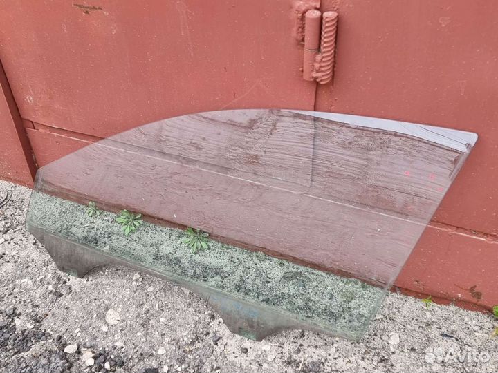 Стекло передней левой двери Пассат Б-5 +