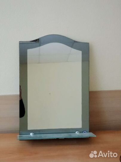 Зеркало с полочкой