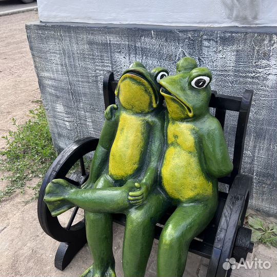 Сидящие лягушки