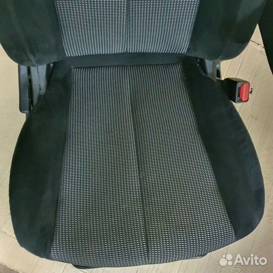 Водительское сидение delica d5