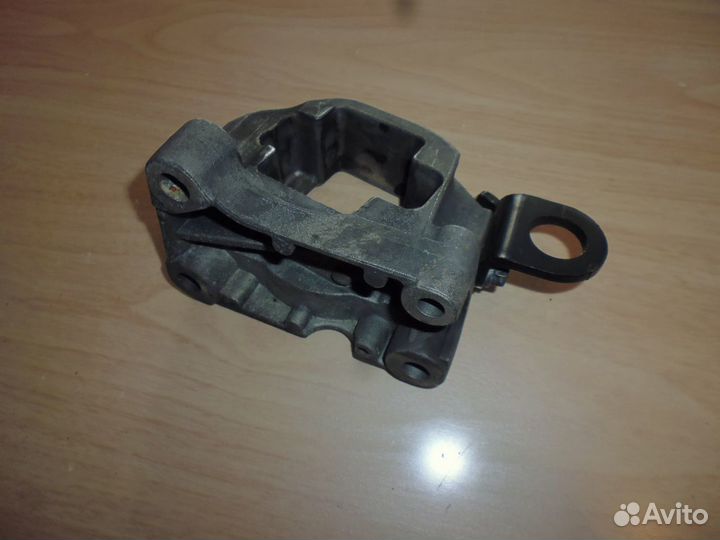 Опора двигателя Volvo XC90, V70, S80, XC70 Cross