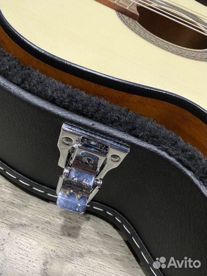 Кейс для классической гитары жесткий (Новый)