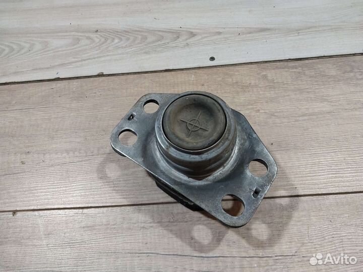 Опора двигателя Renault Symbol 2 правая 1.4 K4J