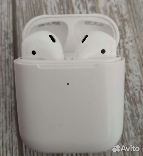 Apple AirPods with Wireless Charging Case