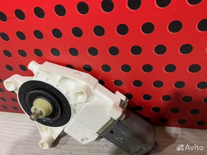 Моторчик стеклоподъемника передний левый