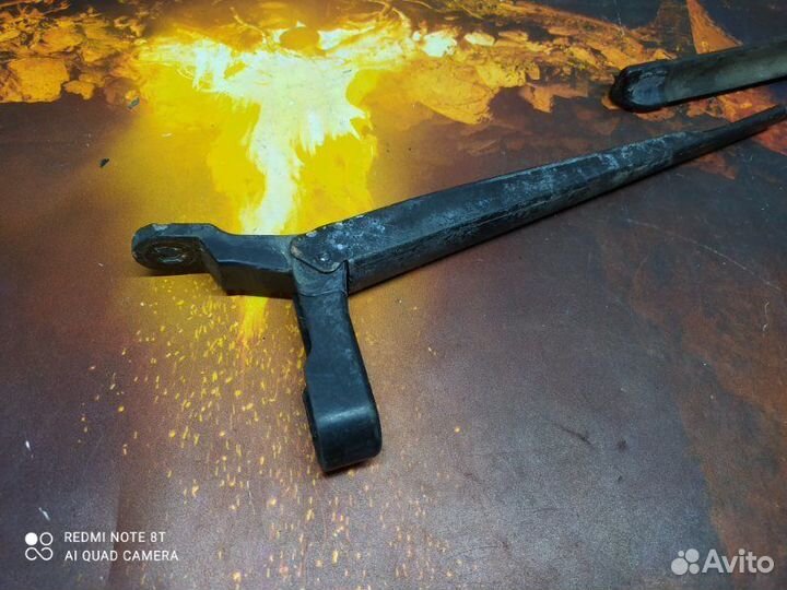 Поводок стеклоочистителя передний левый Renault