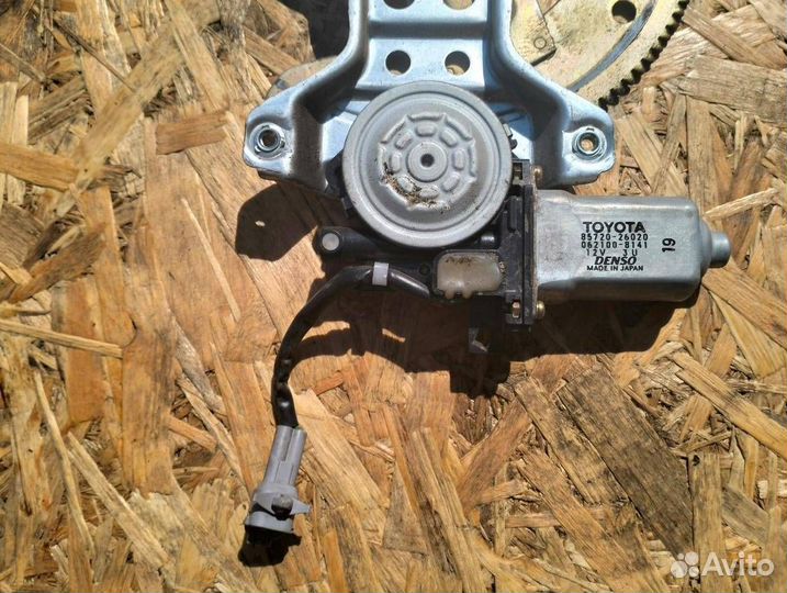 Стеклоподъемник передний левый ToyotaHiAce h100