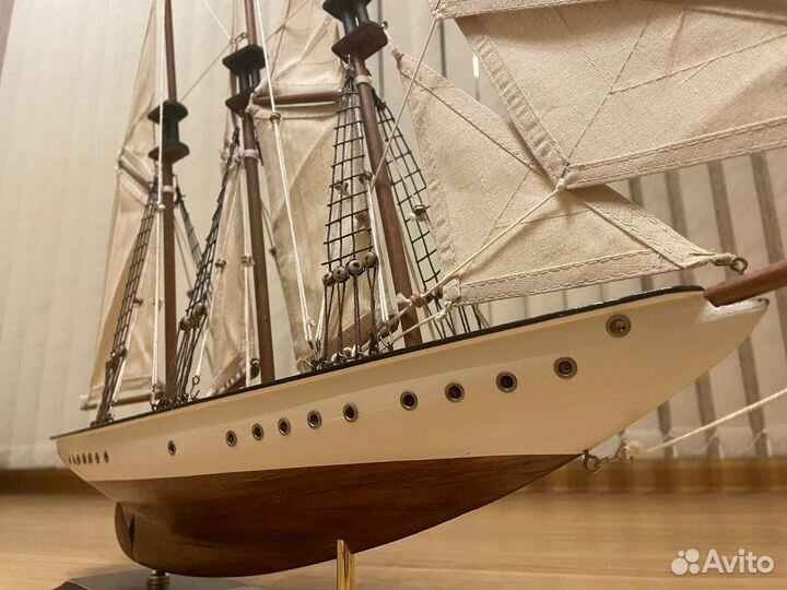 Коллекционная модель яхты, корабля деревянная