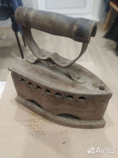 Старый утюг на углях