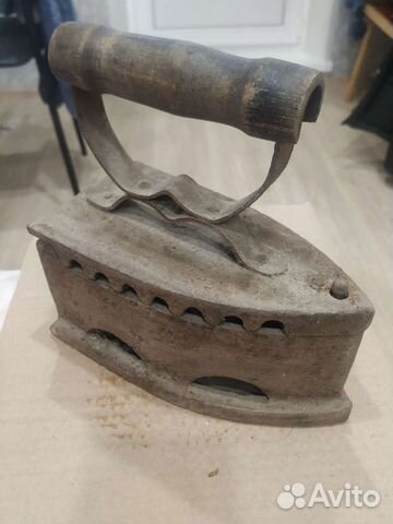 Старый утюг на углях