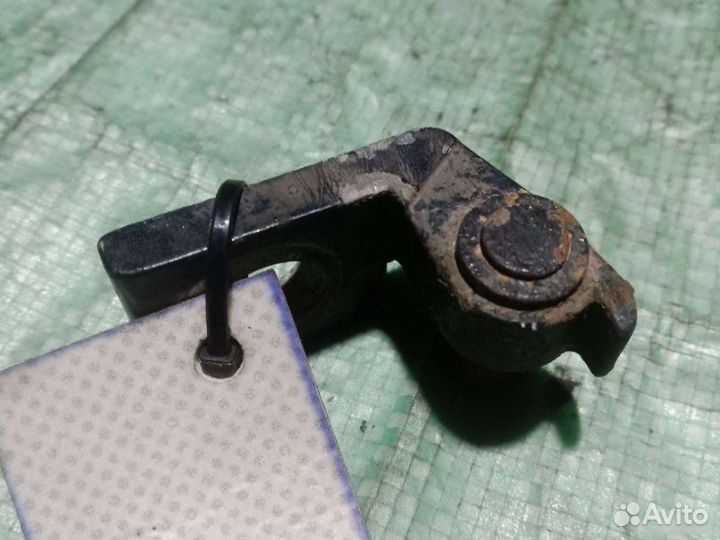 Петля двери левая Volkswagen Passat B3