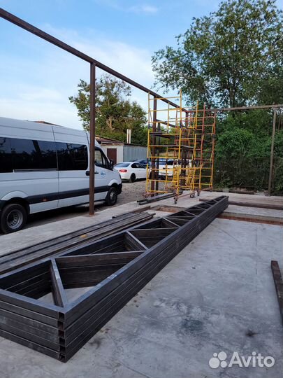 Разбор металлоконструкций ангаров здании