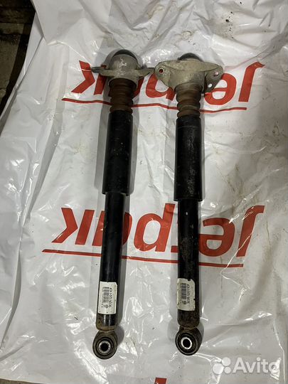 Амортизатор задний в сборе на VW passat B6